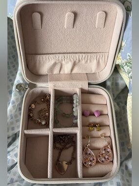 Jewelry holder w jewelry items